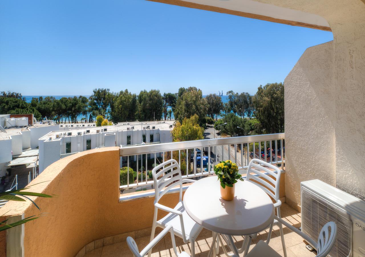 Pebble Beach Holiday Apartments Limasol Dış mekan fotoğraf